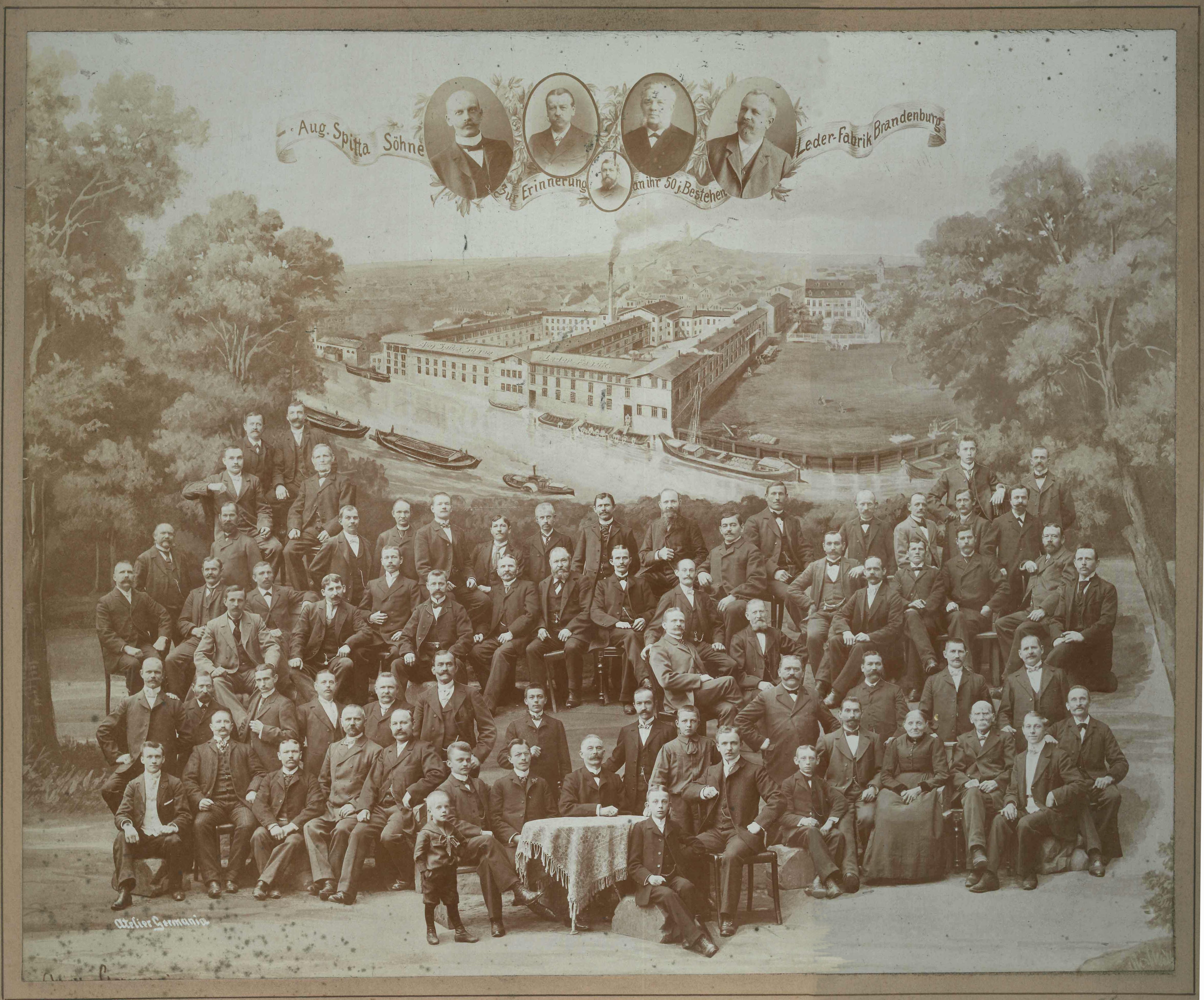 Hist. Gruppenfoto der Belegschaft der Firma Spitta und Söhnes