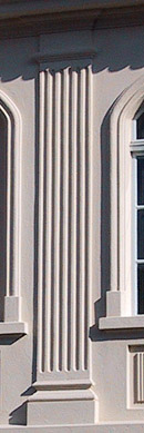 Pilaster in der vorderen Fassade
